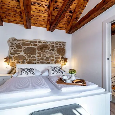 Filumena Mit Blick Auf Wasser By Interhome Lopar