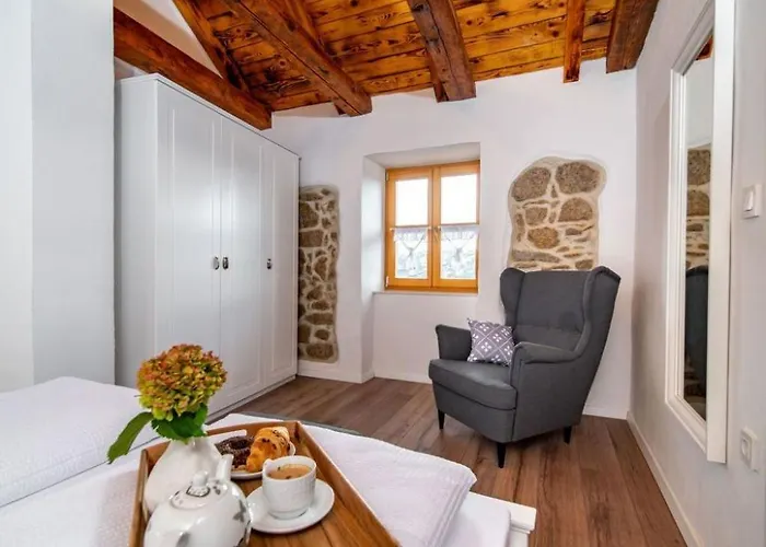 Filumena Mit Blick Auf Wasser By Interhome لوبار