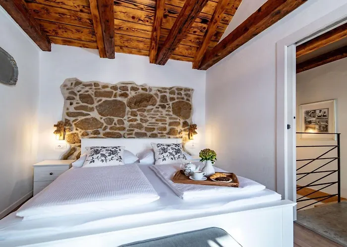 Filumena Mit Blick Auf Wasser By Interhome لوبار