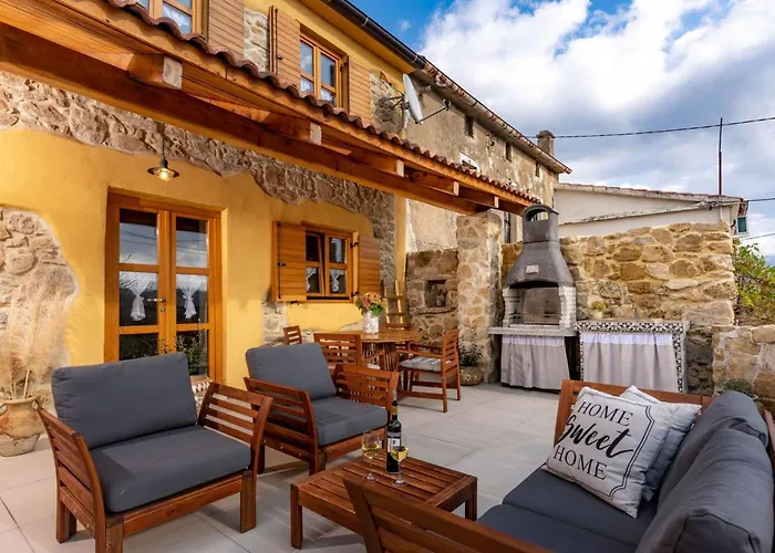 Filumena Mit Blick Auf Wasser By Interhome لوبار